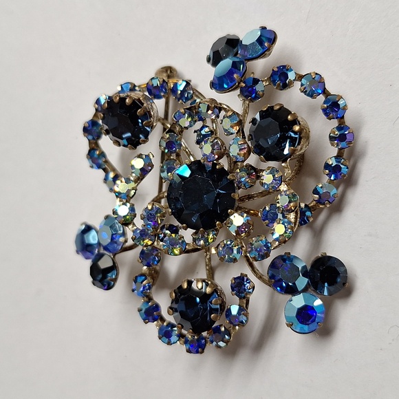 Jewelry - #310  vintage collectable blue rhinestones Triad brooch
